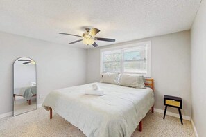 WiFi, bed sheets - Cozy retreat, steps away from Gulf and beaches, dog friendly, AC (Holmes Beach)