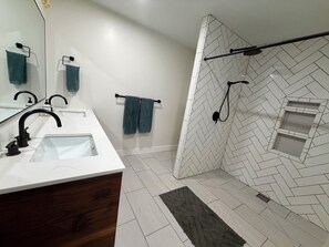 Bidet, towels, soap, toilet paper - Whispering Willow Retreat with Hot Tub and Bounce House (College Place)