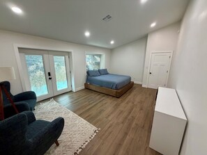 5 bedrooms, iron/ironing board, travel cot, WiFi - Whispering Willow Retreat with Hot Tub and Bounce House (College Place)