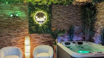 Indoor spa tub