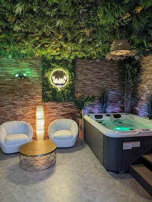 Indoor spa tub