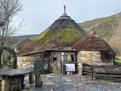 VILLAFEILE HOUSE, A MOUNTAIN HOME BORDERING LOS ANCARES IN THE BIERZO REGION,