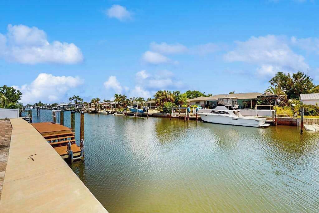 Marina - Waterfront home with private, heating optional pool, lanai, and internet (Bradenton)