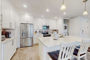 Coffee/tea maker, fridge, microwave, oven - Coastal chic one mile to beaches, pool, grills, splash park and dog friendly, WD (Bradenton)