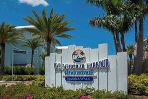 Property grounds - Coastal chic one mile to beaches, pool, grills, splash park and dog friendly, WD (Bradenton)