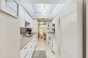 Fridge, microwave, oven, stovetop - Charming condo waccess to shared pool, riverwalk & close to Island Ferry (Bradenton)