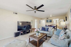 TV, offices - Charming condo waccess to shared pool, riverwalk & close to Island Ferry (Bradenton)