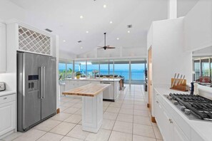 Coffee/tea maker, fridge, microwave, oven - Stunning waterfront retreat w panoramic view, spectacular sunsets & Heated pool (Bradenton)