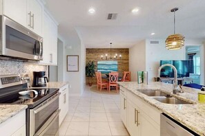 Coffee/tea maker, fridge, microwave, oven - Resort style amenities, family and dog friendly luxurious home, close to beaches (Bradenton)