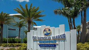 Placa para 'One Particular Harbour' com 'Marina Walk' escrito abaixo.