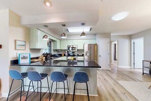 Wasserkocher mit Kaffee-/Teezubehör, Kühlschrank, Mikrowelle, Ofen
