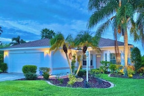 Exterior - Snowbird-friendly, golf-view getaway with central AC, washer-dryer, & grill (Bradenton)