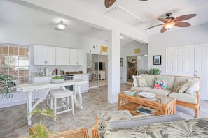 TV, offices - Snowbird-friendly, golf-view getaway with central AC, washer-dryer, & grill (Bradenton)