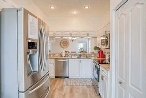 Coffee/tea maker, fridge, microwave, oven - Snowbird-friendly, golf-view getaway with central AC, washer-dryer, & grill (Bradenton)