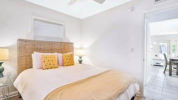 Tabla de planchar con plancha, wifi y ropa de cama