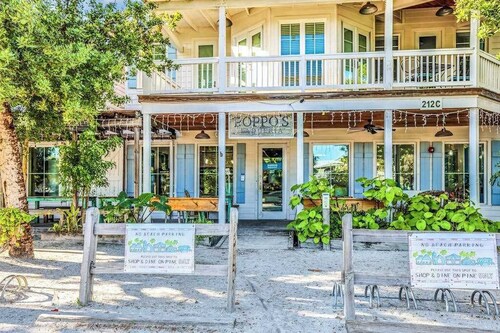 Freshly Remodeled Island Suite w Pool & Pet Friendly