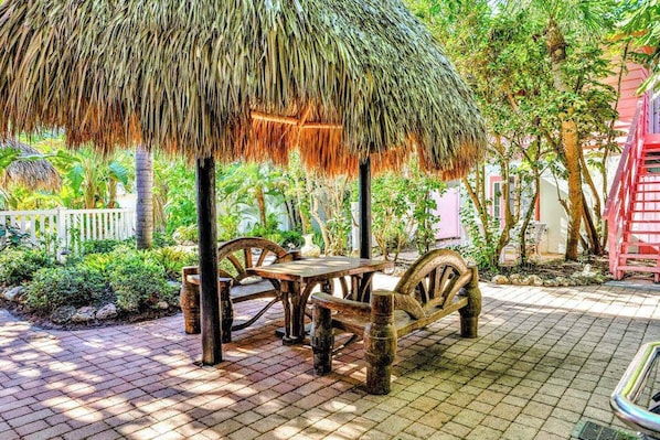 Outdoor dining - Freshly Remodeled Island Suite w Pool & Pet Friendly (Anna Maria)