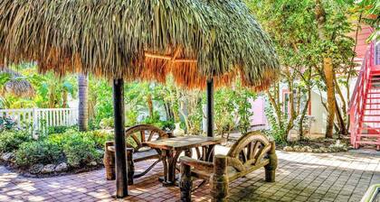 Freshly Remodeled Island Suite w Pool & Pet Friendly