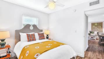 Tabla de planchar con plancha, wifi, ropa de cama