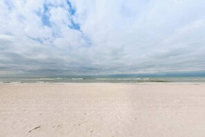 On the beach - Ocean-front condo with WiFi, pool & Gulf views - steps to the beach (Holmes Beach)