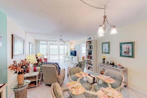 Dining - Ocean-front condo with WiFi, pool & Gulf views - steps to the beach (Holmes Beach)