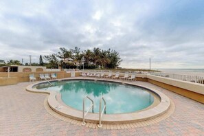 Pool - Ocean-front condo with WiFi, pool & Gulf views - steps to the beach (Holmes Beach)