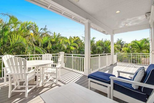 Modern villa home near Gulf beaches with private heated pool & WiFi