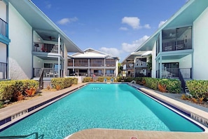Pool - Spacious double condo w balconies, Gulf views, shared pool & beach access (Holmes Beach)