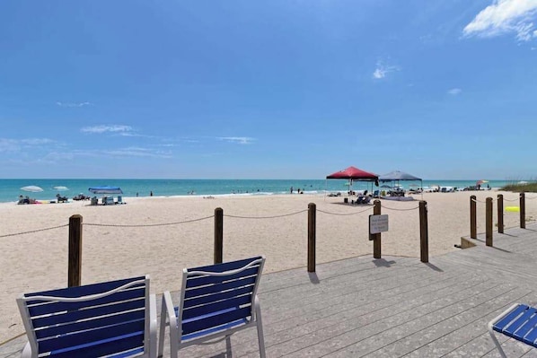 On the beach - Spacious double condo w balconies, Gulf views, shared pool & beach access (Holmes Beach)