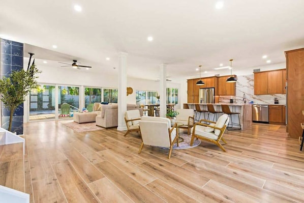 TV, fireplace - Siesta Key retreat  walk to beach and village (Sarasota)