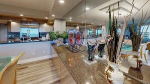 Un hall d’hôtel moderne avec un comptoir d’accueil, des vitrines et des vases décoratifs.