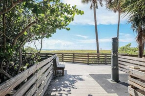 Terrace/patio - Dog-friendly, renovated duplex with full kitchen, patio, central AC, gas grill (Sarasota)