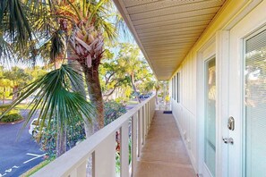 Property grounds - Waterfront condo with Gulf views, pool, tennis, & deeded beach access (Longboat Key)