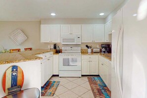 Coffee/tea maker, fridge, microwave, oven - Waterfront condo with Gulf views, pool, tennis, & deeded beach access (Longboat Key)