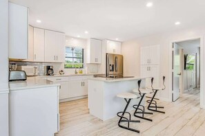 Coffee/tea maker, fridge, microwave, oven - Tree-lined home w amazing decor & screened porch - near beach & dining (Longboat Key)