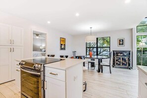 Interior - Tree-lined home w amazing decor & screened porch - near beach & dining (Longboat Key)