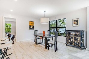 Dining - Tree-lined home w amazing decor & screened porch - near beach & dining (Longboat Key)