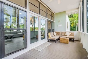 Terrace/patio - Tree-lined home w amazing decor & screened porch - near beach & dining (Longboat Key)