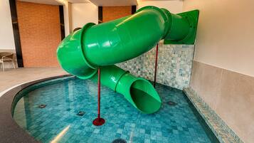 Una piscina cubierta