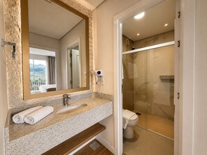 Suite | Badkamer | Gratis toiletartikelen, handdoeken, zeep, shampoo