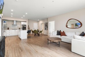 Living area - Artsy Emerald' Quiet Retreat Rose Ave Venice Beach (Los Angeles)