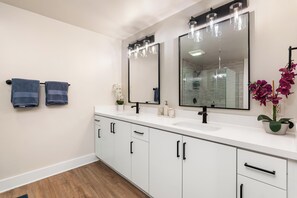 Shower, hair dryer, towels, soap - Artsy Emerald' Quiet Retreat Rose Ave Venice Beach (Los Angeles)