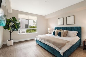 Iron/ironing board, WiFi, bed sheets - Artsy Emerald' Quiet Retreat Rose Ave Venice Beach (Los Angeles)
