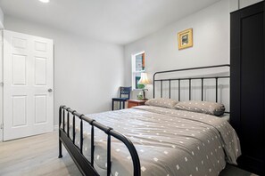 Tabla de planchar con plancha, internet y ropa de cama 