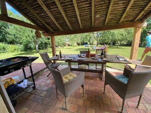 Outdoor dining - Vrbo Property (Dampierre-sous-Bouhy)