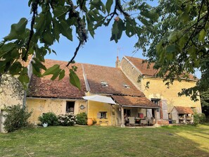 Exterior - Vrbo Property (Dampierre-sous-Bouhy)