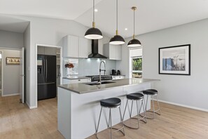 Kühlschrank, Geschirrspüler, Wasserkocher mit Kaffee-/Teezubehör