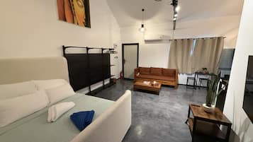 Deluxe Studio Suite, Patio | Living area