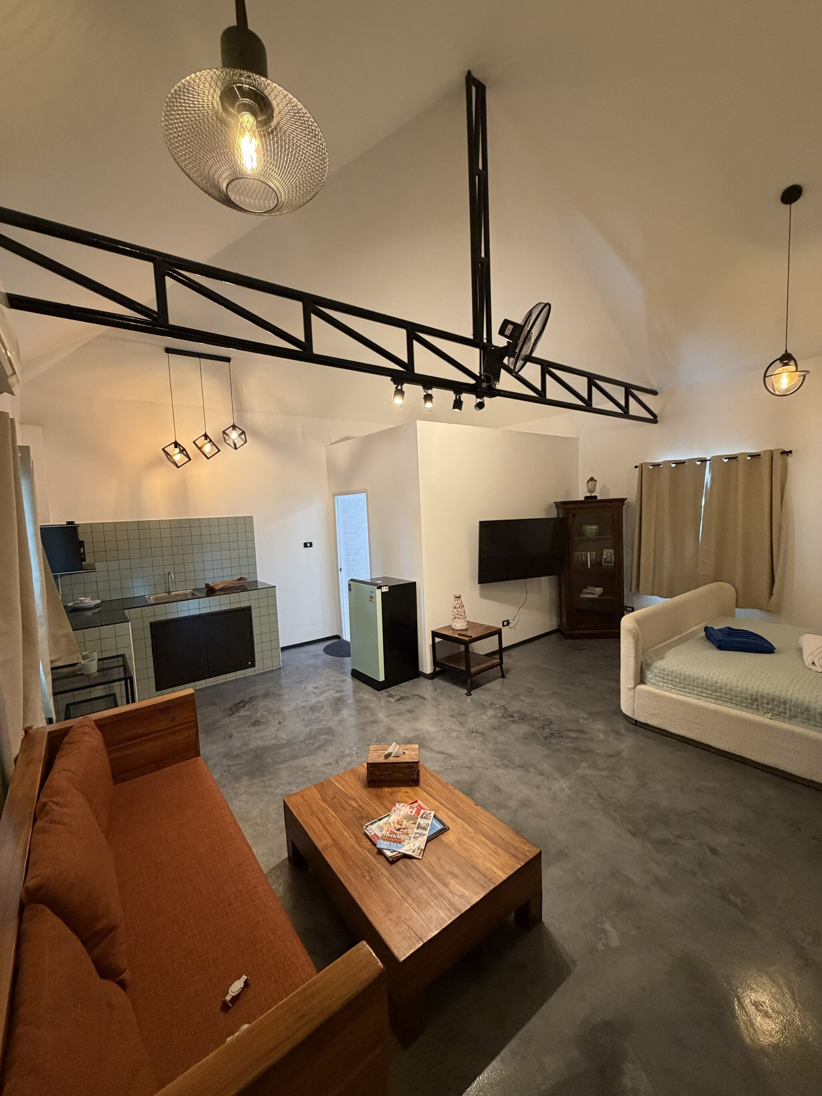 Suite monolocale Deluxe, patio | Una scrivania, postazione laptop, tende oscuranti, Wi-Fi gratuito