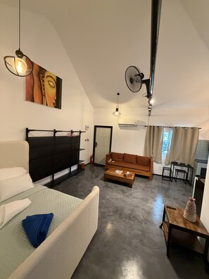Suite monolocale Deluxe, patio | Area soggiorno